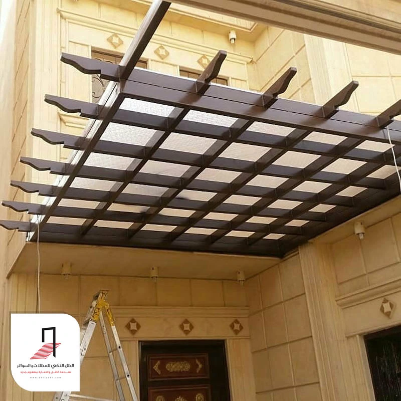 مظلات فوق الباب